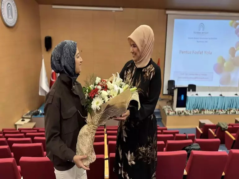 Kızılay’ın Prefabrik Kütüphanesinden, Kızılay Genel Başkanı Yılmaz'ın Ders Verdiği Tıp Fakültesine