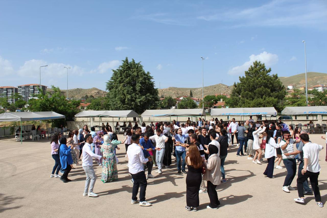 2023-2024 Eğitim-Öğretim Yılını, Tuzgölü Yerleşkemizde öğrencilerimizin yüksek düzeydeki katılımıyla bahar şenliğimizi gerçekleştirdik. 