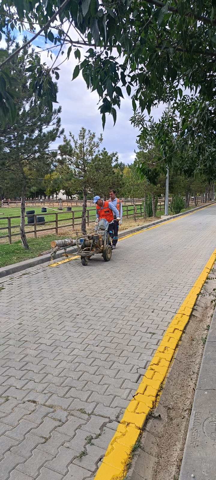 Merkezimizde Yol Çizgisi Boyama Çalışması Yapıldı 
