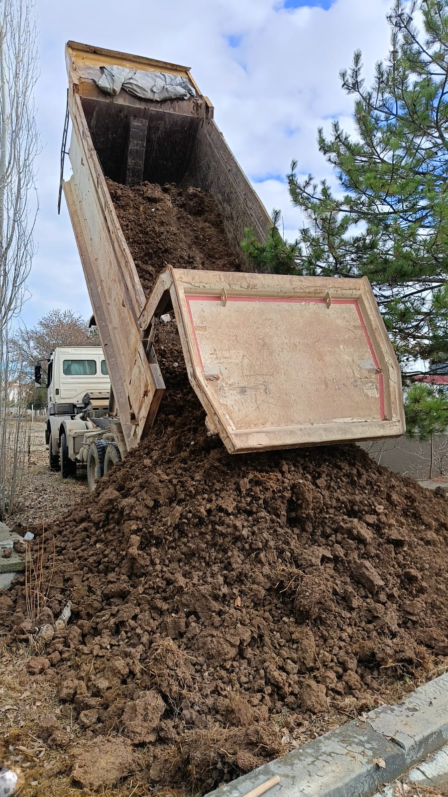 Merkezimizin Bahçe ve Açık Alanlarında Peyzaj Düzenlemesi Yapıldı