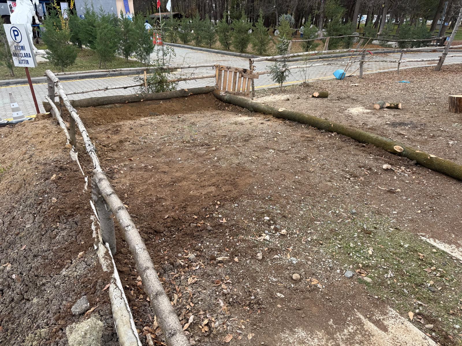 Engelli Çocuklarımız İçin Kum Havuzu Oyun Alanı Yapılmıştır