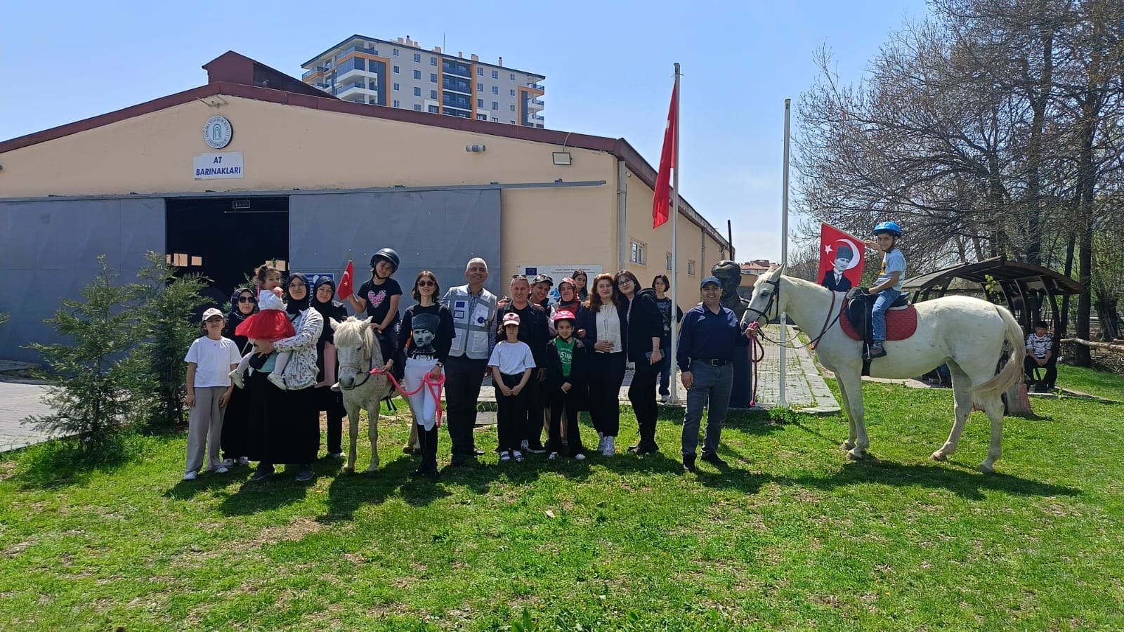 23 Nisan Ulusal Egemenlik ve Çocuk Bayramında 'At Binmeyen Çocuk Kalmasın.' Sloganı İle Hippoterapi Merkez Müdürü Öğr. Gör. Ali Ekber Ün ve Antrenör Bahar Özsoy Tarafından At Biniş Etkinliği Gerçekleştirildi.