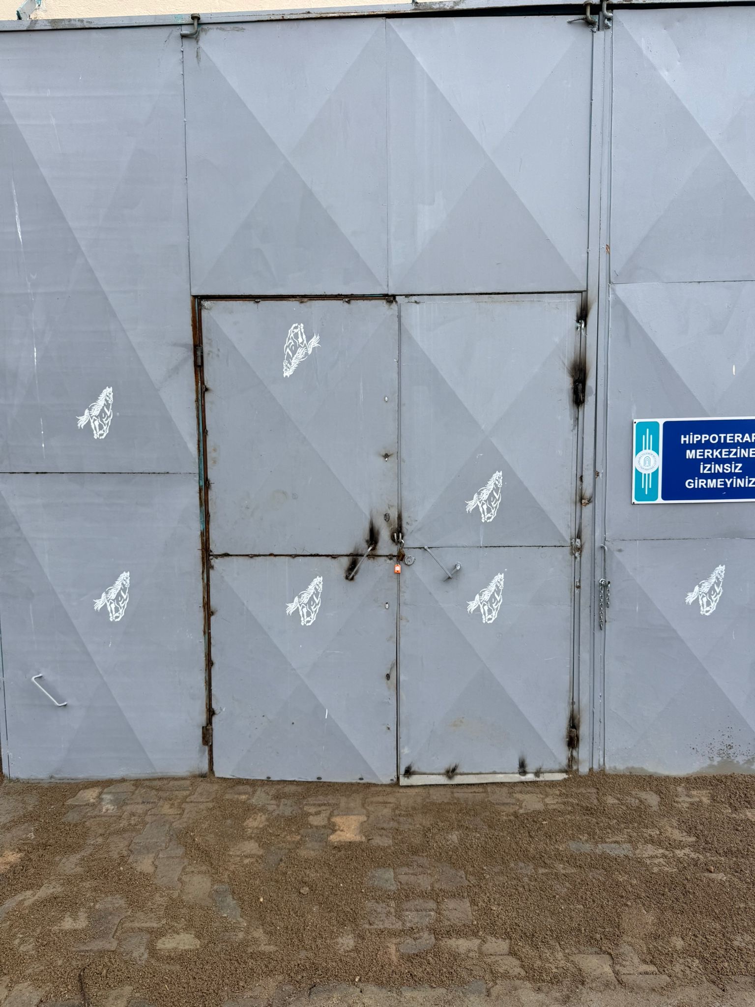 Manej Kapısı Hippoterapi Atının Gireceği Şekilde Yapılmıştır