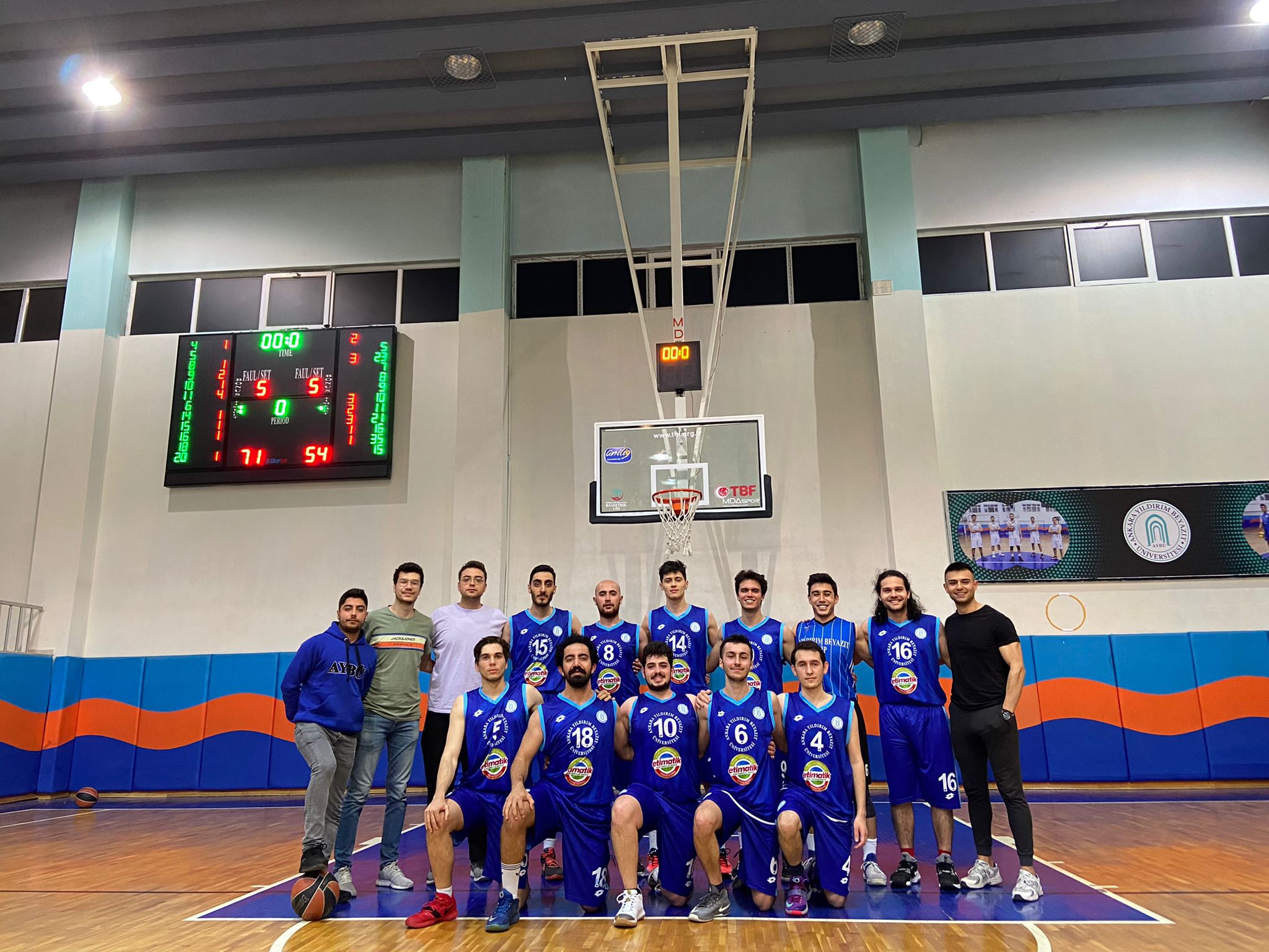 AYBÜ Tıp Fakültesi Basketbol takımı son grup maçında SBÜ Tıp Fakültesini 71-54 kazanarak grubu namağlup tamamladı.