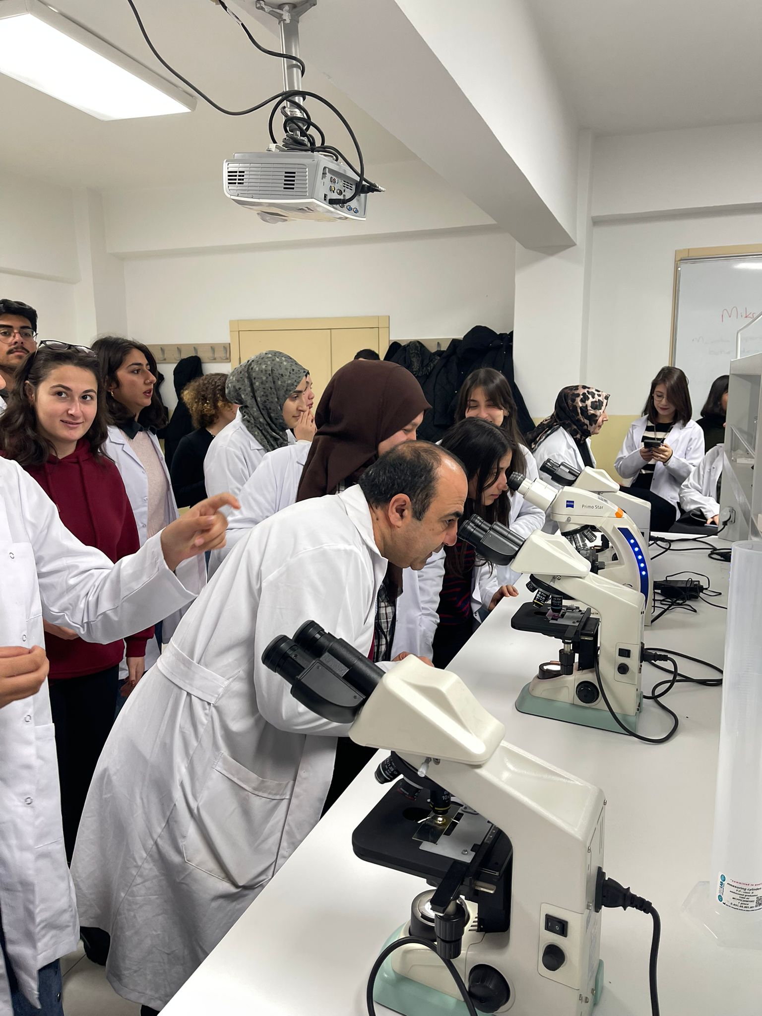 DKT 103 Fizyoloji Dersi Kapsamında Dr. Öğr. Üyesi Murat SERT Gözetiminde Fizyoloji Uygulaması Yapılmıştır.