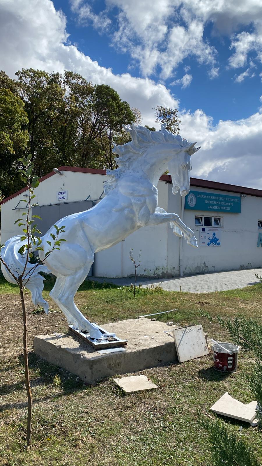 Merkezimizde Bulunan At Heykeli Boyandı