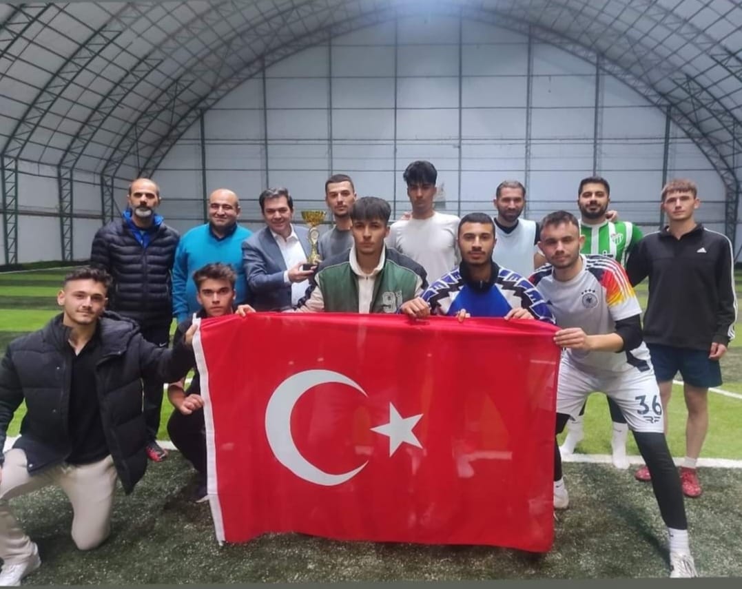 Şereflikoçhisar Gençlik Spor İlçe Müdürlüğü’nün düzenlediği “Cumhuriyet Turnuvaları” kapsamında futbol branşında birinci olan takımımıza Şampiyonluk kupasını Şereflikoçhisar Kaymakamı Sn. Taner TENGİR takdim etmiştir.