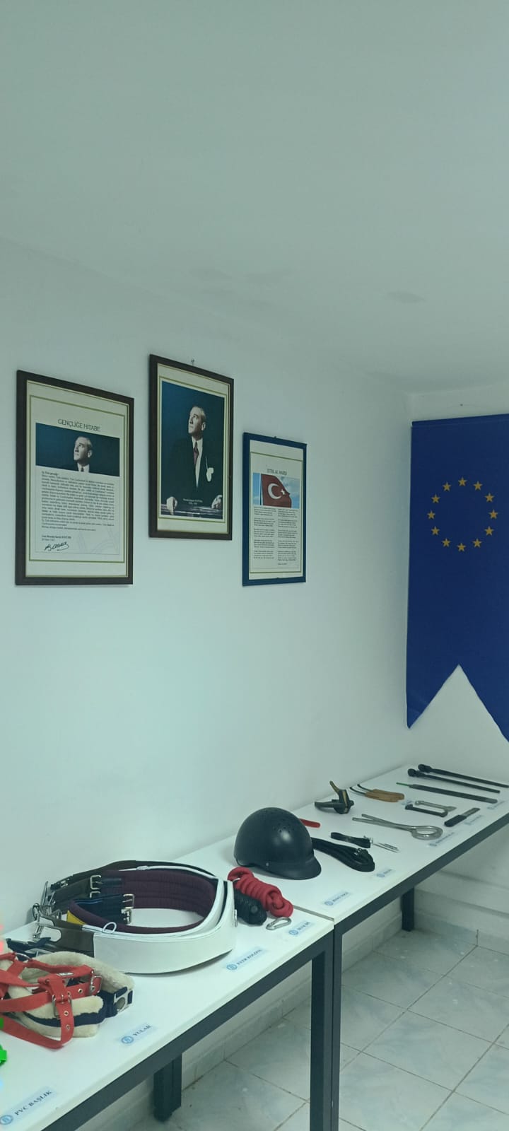 Eğitim Odasına Milli Levhalar Asılmıştır