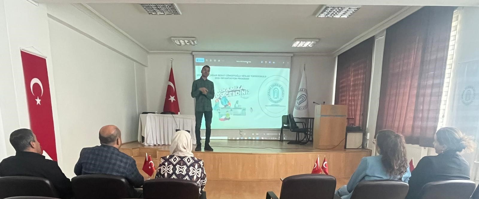 Şereflikoçhisar Berat Cömertoğlu Meslek Yüksekokulunda, 2025-2026 eğitim-öğretim yılına yeni başlayan birinci sınıf öğrencilerine yönelik oryantasyon programı gerçekleştirildi.