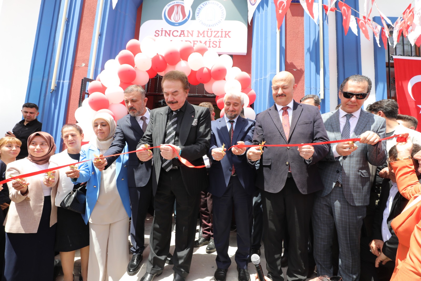 SİNCAN BELEDİYESİ VE AYBÜ TÜRK MUSİKİSİ DEVLET KONSERVATUVARI PROTOKOLİ İLE KURULAN "SİNCAN MÜZİK AKADEMİSİ" AÇILIŞI ORHAN GENCEBAY İLE BİRLİKTE GERÇEKLEŞTİRİLMİŞTİR.