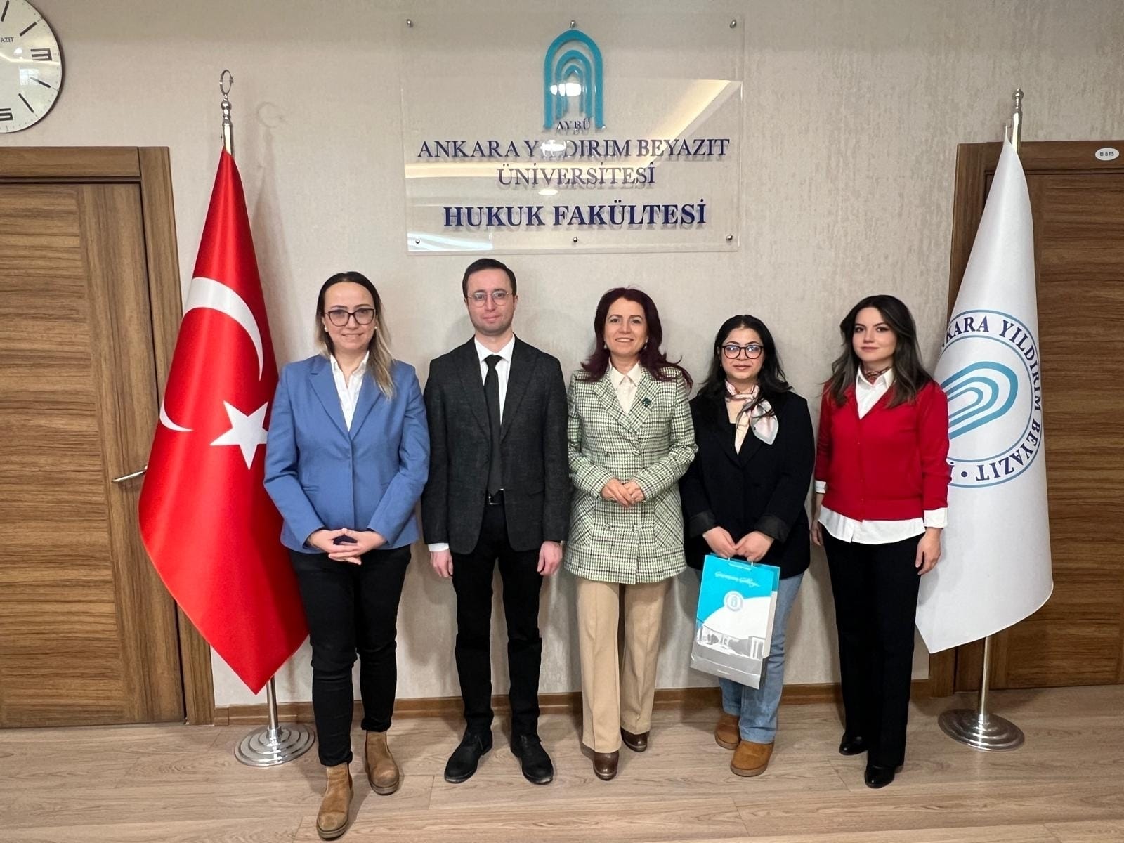 Model Courts of Justice Etkinliğinde Hakem Olarak Ödül Alan Öğrencimizden Dekanımıza Ziyaret 