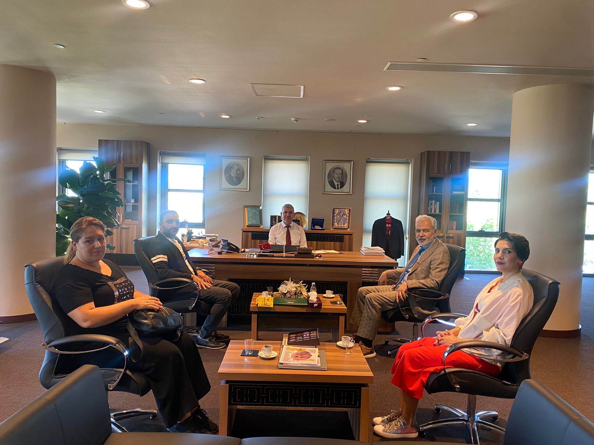 Daire Başkanımız Halil GÜRBÜZ ve kütüphanecilerimiz Cumhurbaşkanlığı Millet Kütüphanesi Daire Başkanı Sayın Ayhan TUĞLU'yu ziyarette bulunmuşlardır.