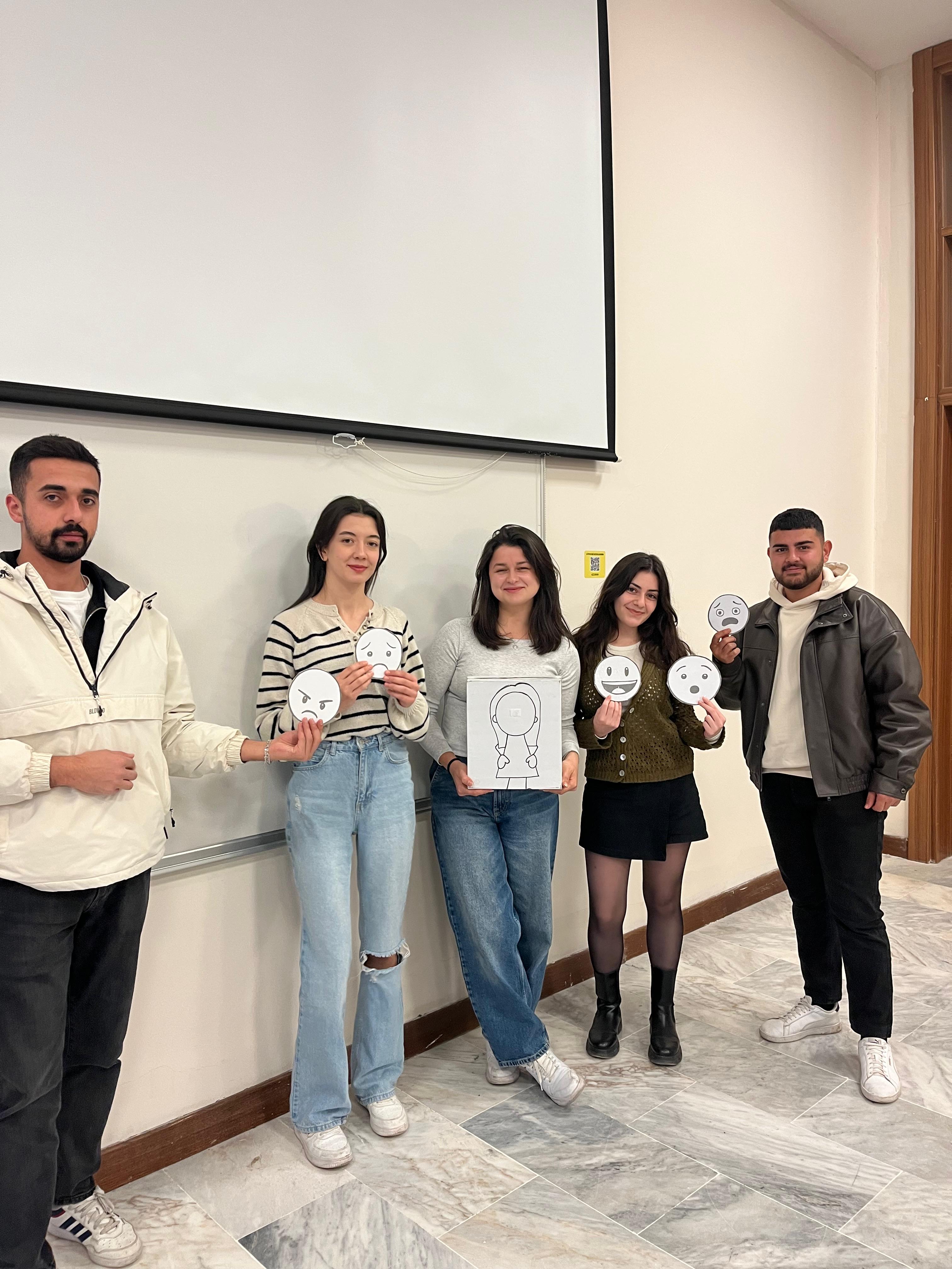 Bölümümüz Öğretim Üyesi Doç. Dr. Burçin AYSU tarafından yürütülen ÇGL363 Hastane ve Sağlık Kuruluşlarında Çocuklar Dersi kapsamında öğrencilerimiz hazırladıkları hastane kuralları ile ilgili etkinliklerini sundular.