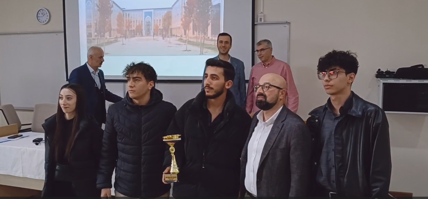 Oryantiring yarışmasında dereceye giren öğrencilerimize ödülleri verildi.