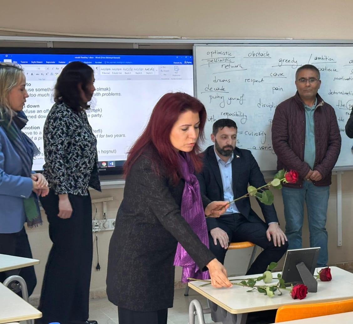 Trafik kazası sonucu aramızdan ayrılan Hukuk Fakültesi Hazırlık Sınıfı öğrencisi Mert ÜNSAL için Yabancı Diller Yüksekokulunda anma programı düzenlendi.