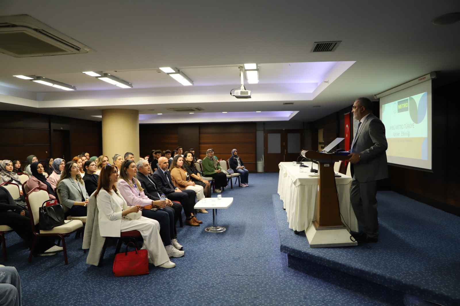 Metro Türkiye'nin  Türkiye genelinde düzenlediği" Metro'da Kariyer" organizasyonlarının ilki Üniversitemiz de gerçekleşti. 