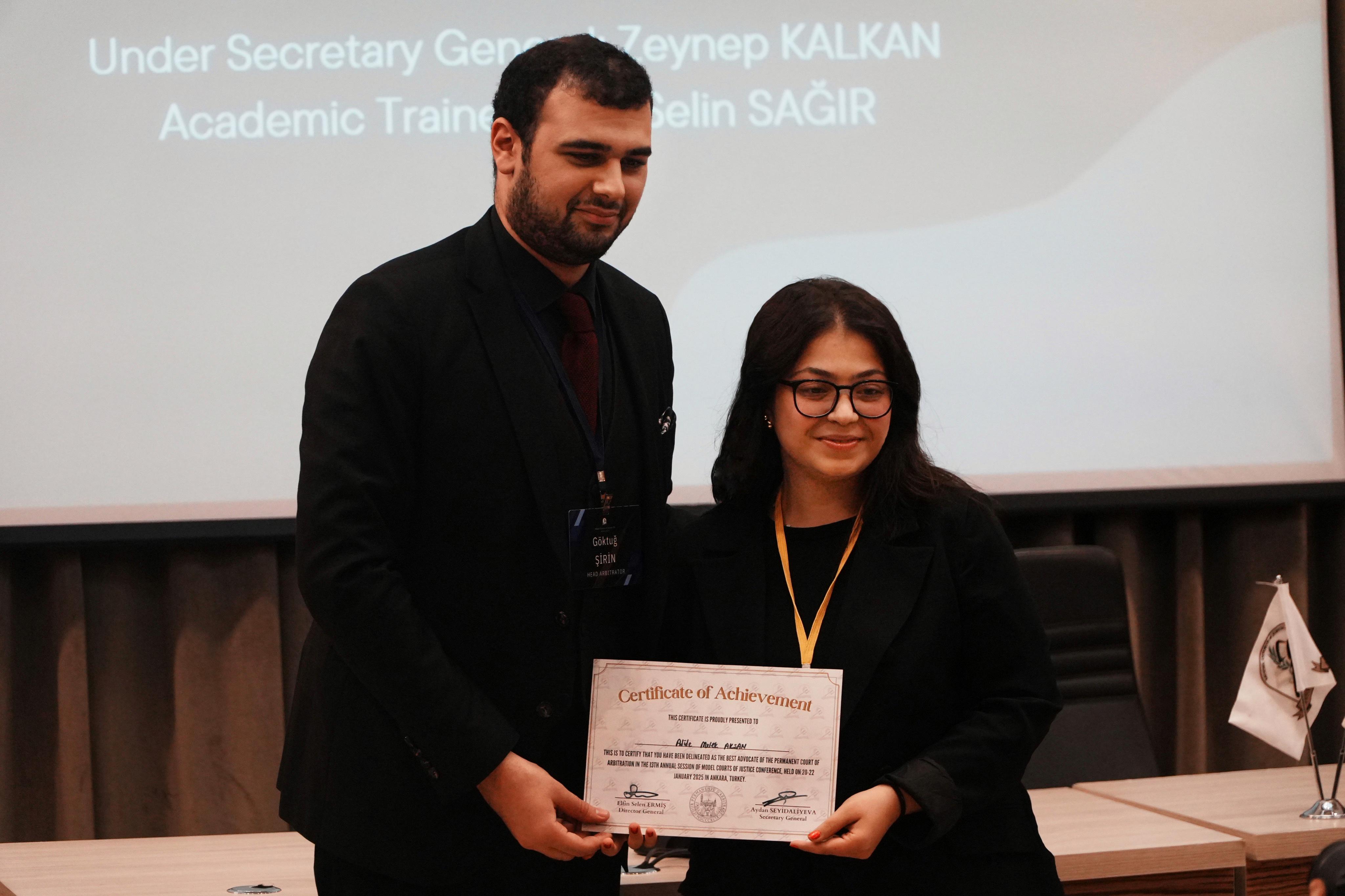 Üniversitemiz Tahkim Topluluğu Başkanı Olan Öğrencimiz Model Courts of Justice Etkinliğinde Hakem Olarak Ödül aldı. 