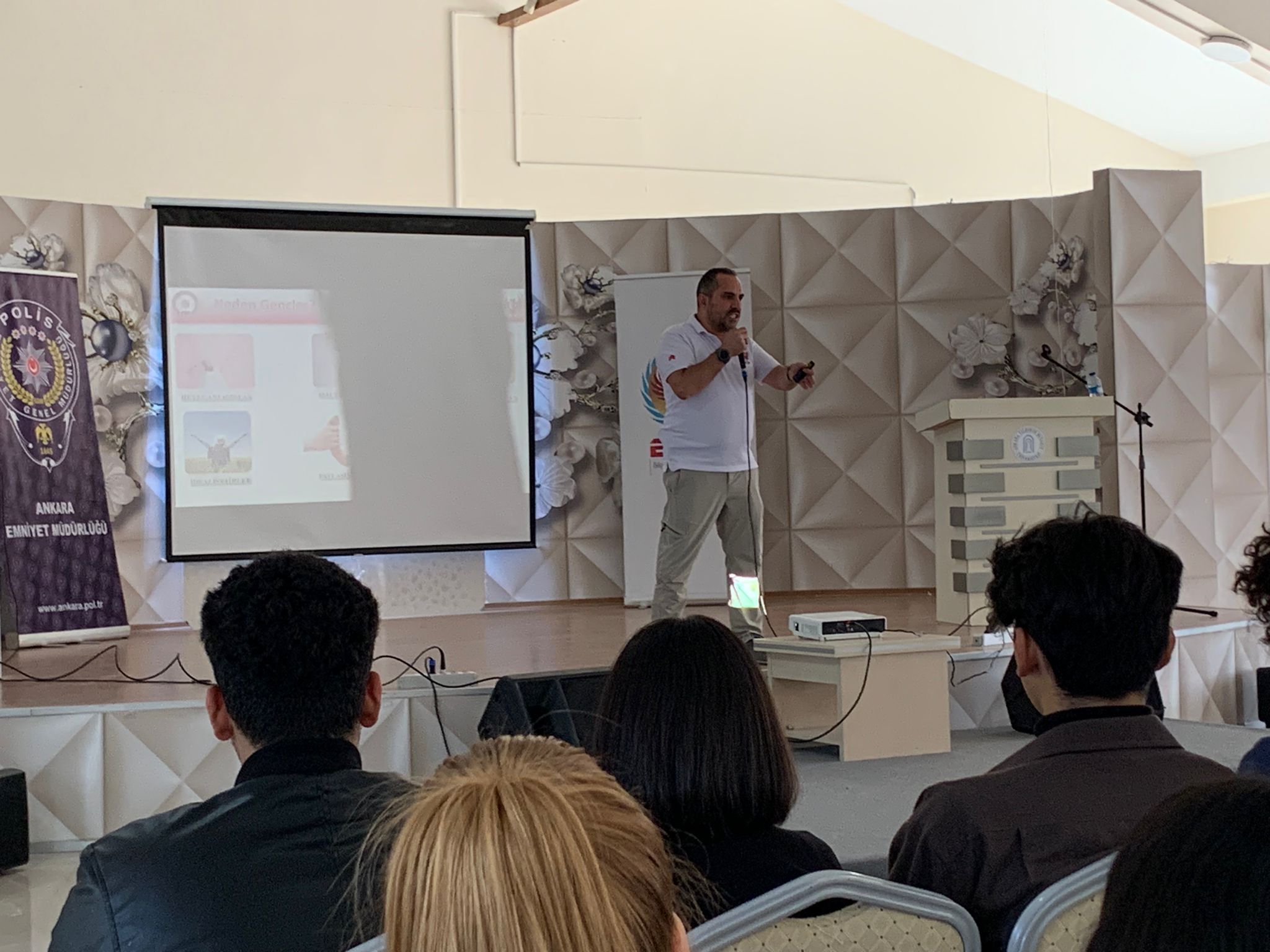 Emniyet Genel Müdürlüğü "El Ele Güvenli Geleceğe" projesi kapsamında öğrencilerimiz bilinçlendirildi