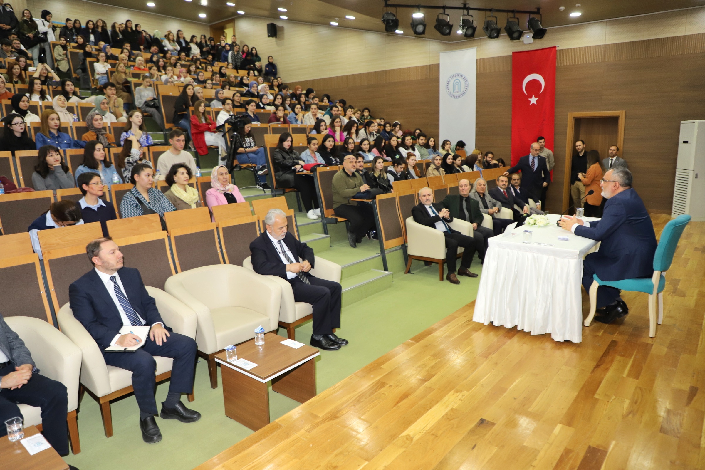 AYBÜ Öğrenci Buluşmalarında Rektör Prof. Dr. Ali Cengiz KÖSEOĞLU Öğrencilerin Sorularını Yanıtladı 