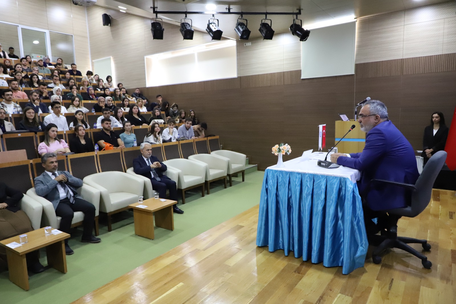 AYBÜ Rektör Öğrenci Buluşmasında Prof. Dr. Ali Cengiz KÖSEOĞLU Öğrencilerin Sorularını Yanıtladı
