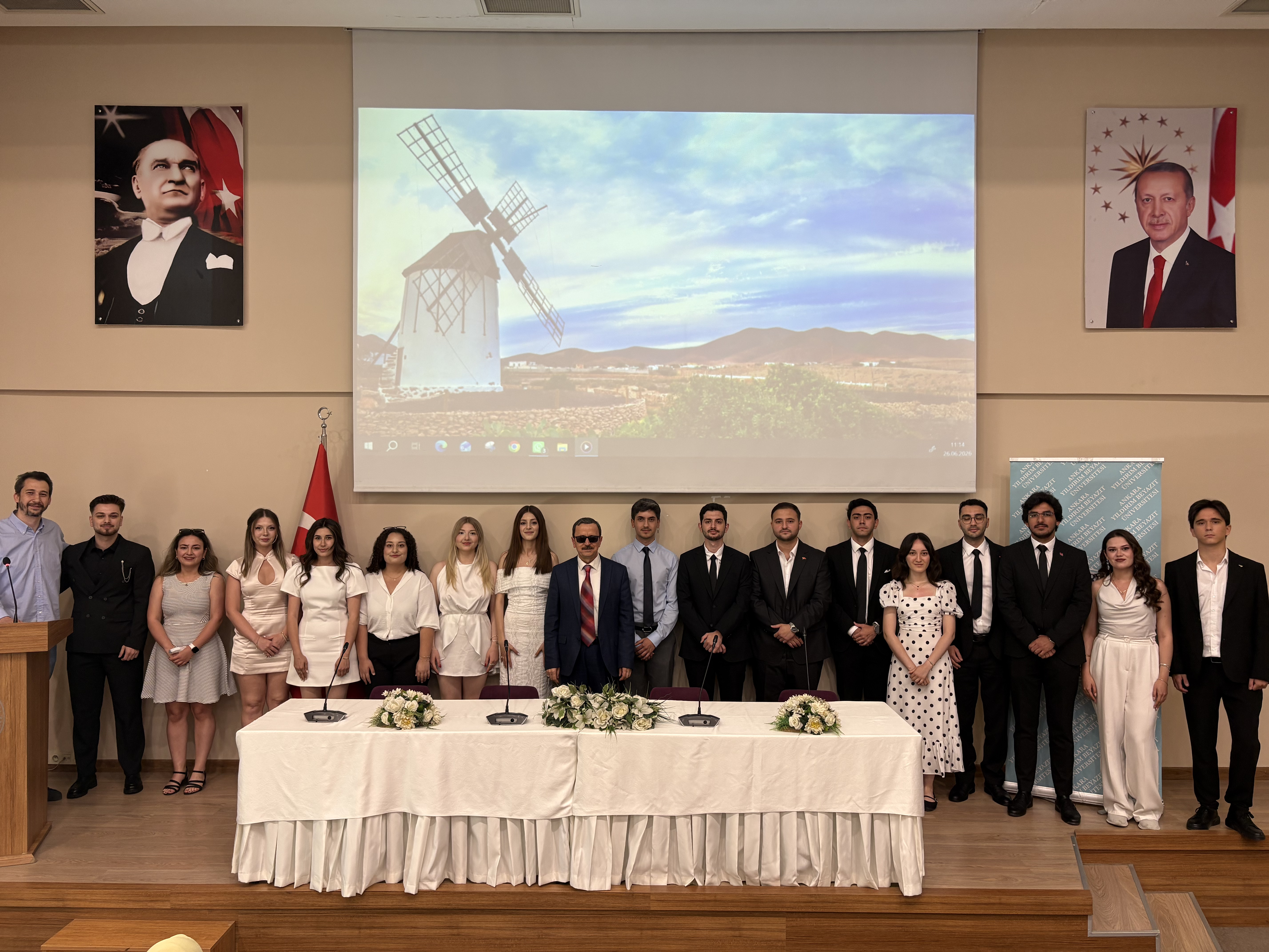 Bölüm kadrosu ve mezunlar ile fotoğraf