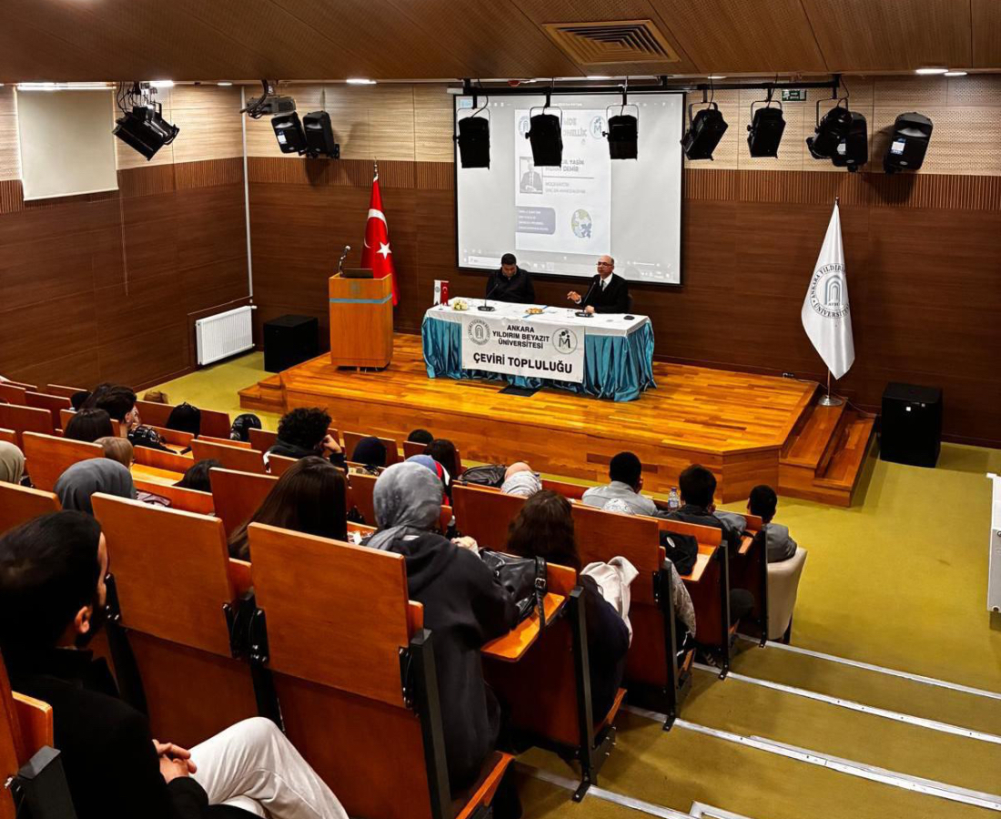 Konferans solosundaki öğrencilerin fotoğrafı.