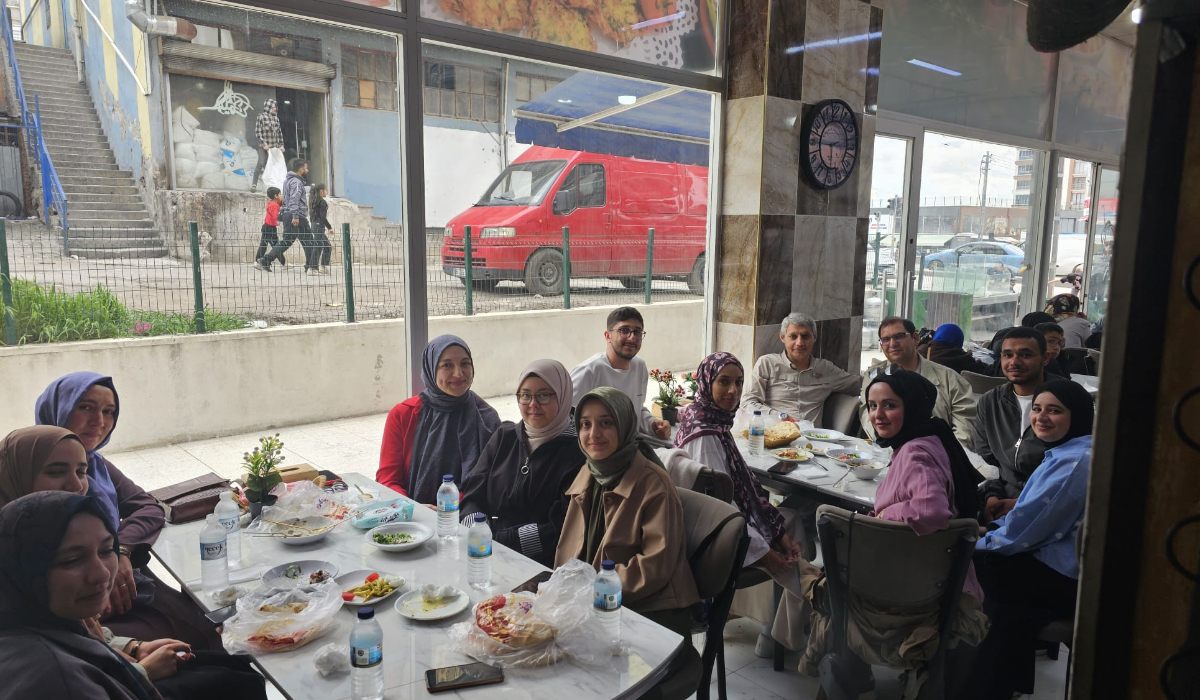 Yemek masasında toplu fotoğraf.