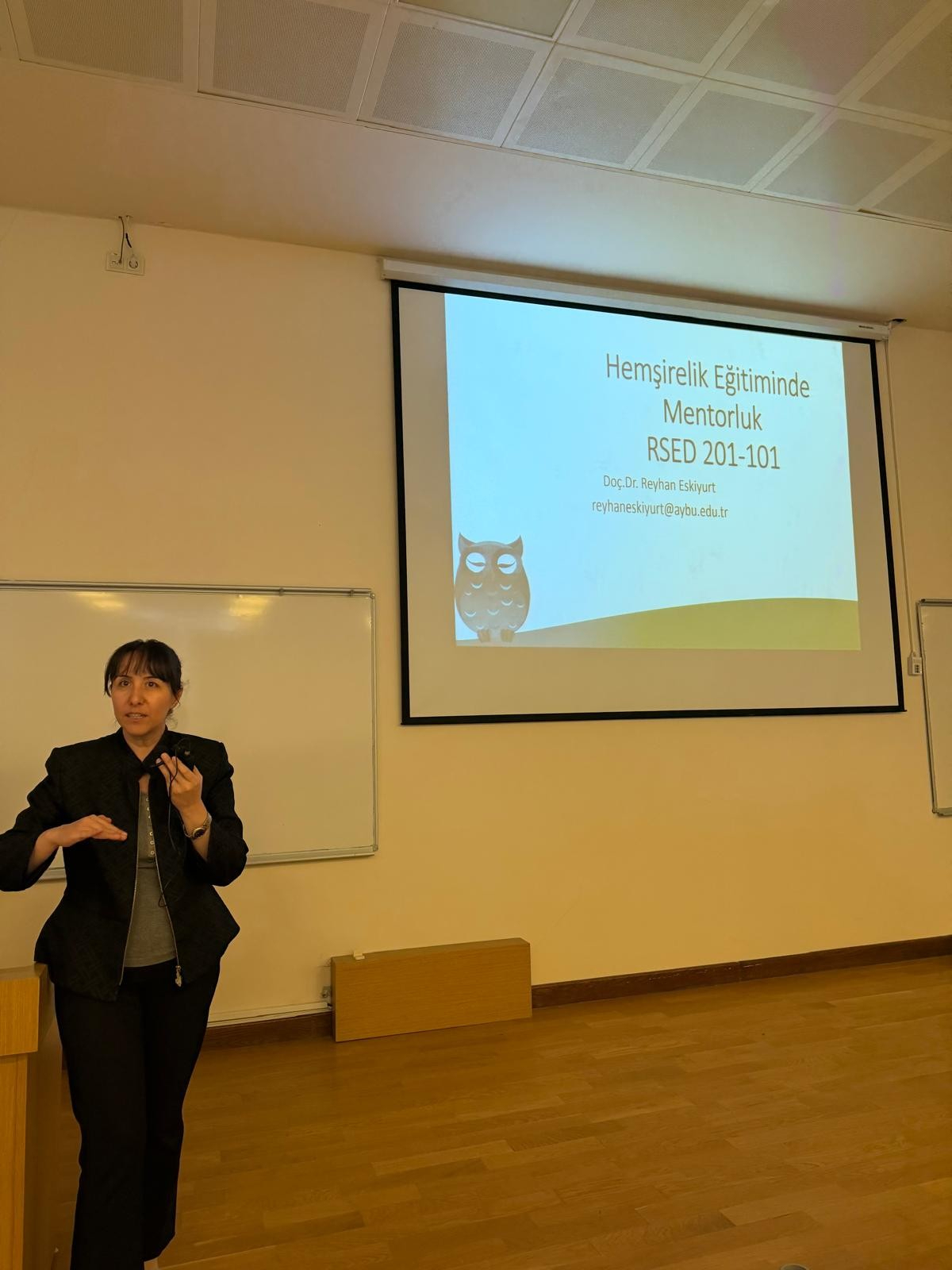 Associate Professor Reyhan Eskiyurt introducing the Mentor–Mentee Program to first-year students.