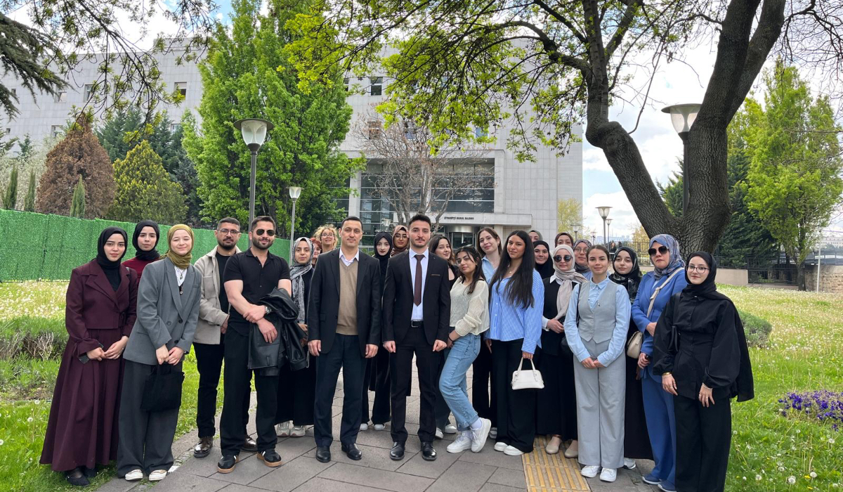 Group photo on the Parliament campus.