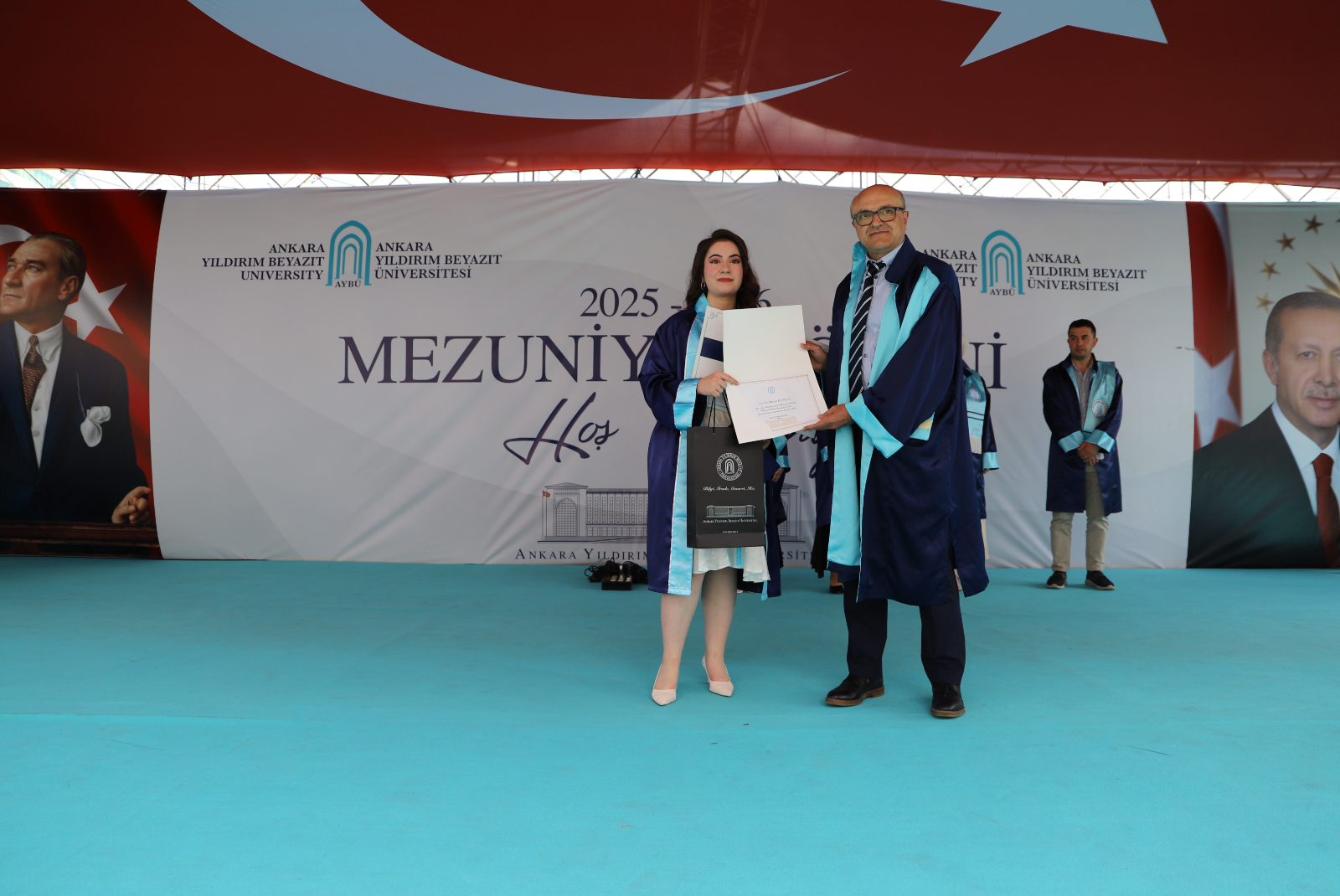 bolum birincisi ve odulunu takdim eden bolum baskani