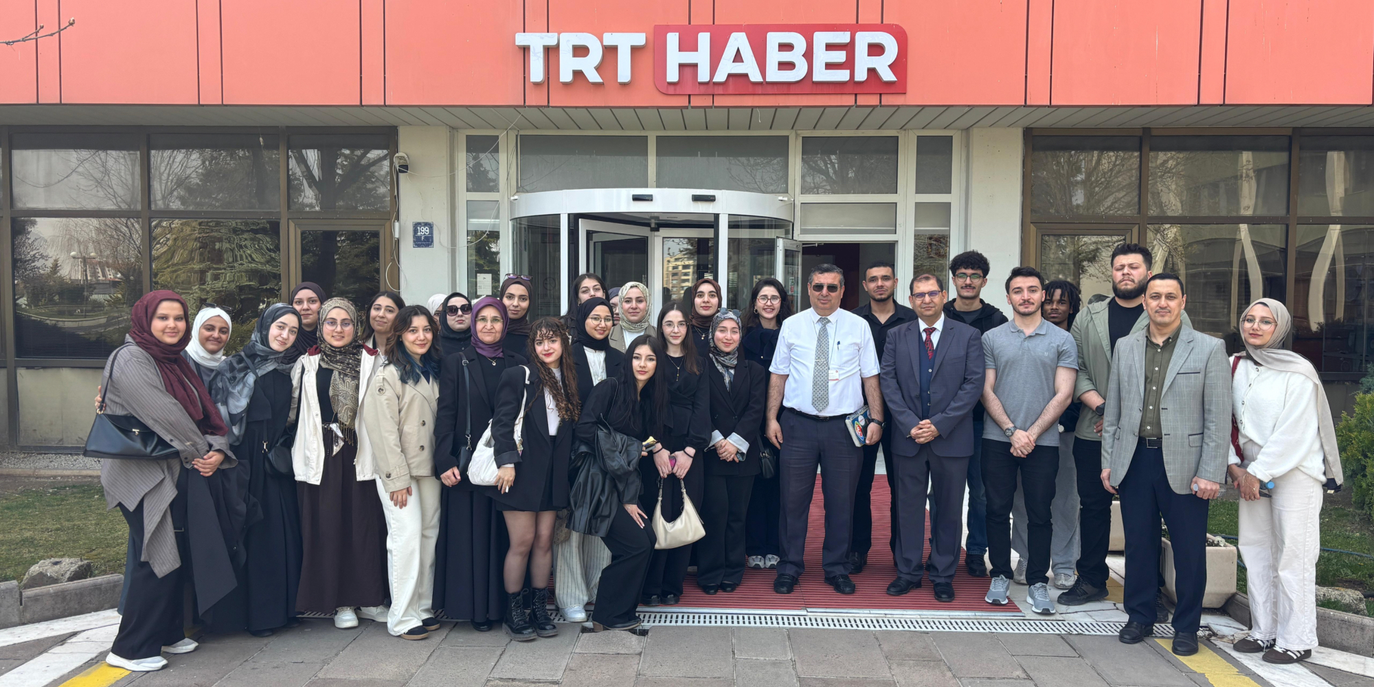 TRT Haber binasının önünde öğrencilerimiz ile toplu fotoğraf.