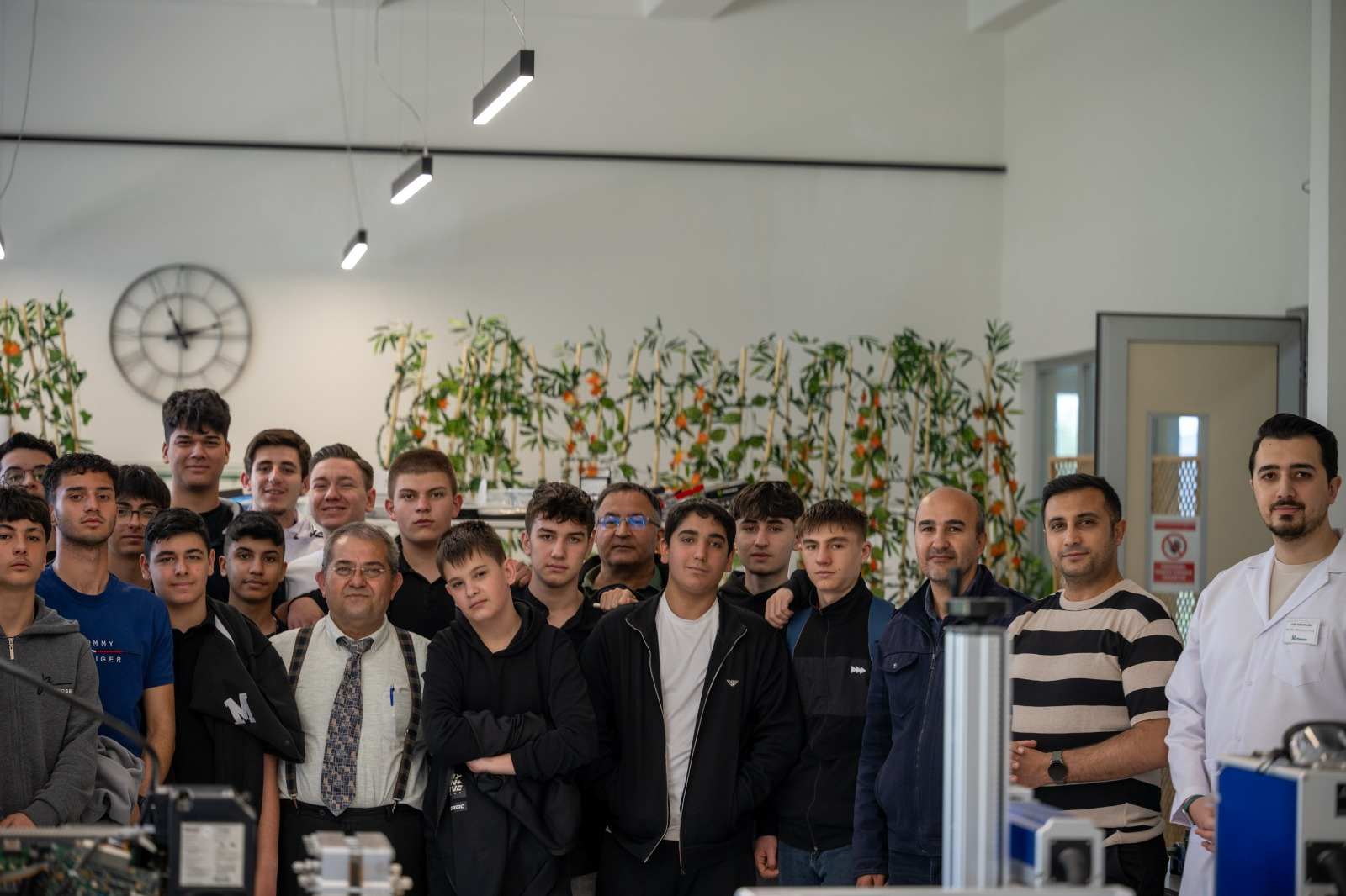 Students from the Renewable Energy Technologies Department of Şehit Murat Üçöz Vocational and Technical Anatolian High School conducted a technical field trip to the Hydrogen Technologies and Energy Application and Research Center.