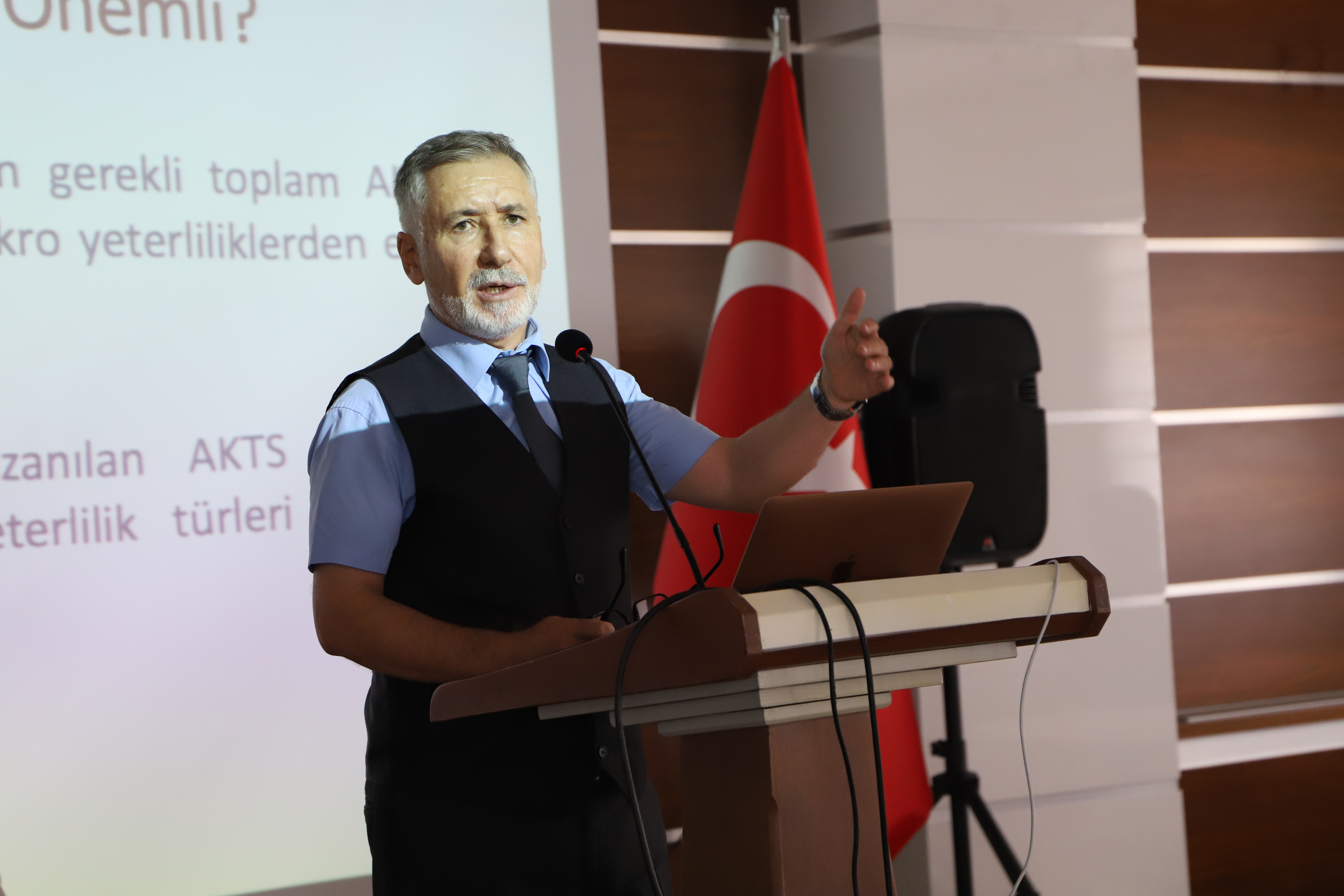 Mehmet Kemal Özdemir'in sunum esnasında çekilmiş bir fotoğrafı